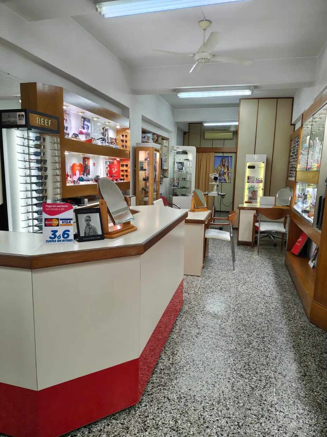 Mostrador y salón de atención de Óptica Rosu